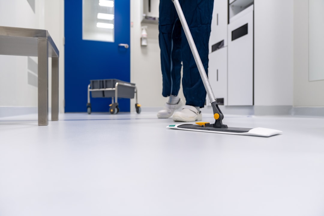 hero-01 Cleaner cleaning the floor in a laboratory environment